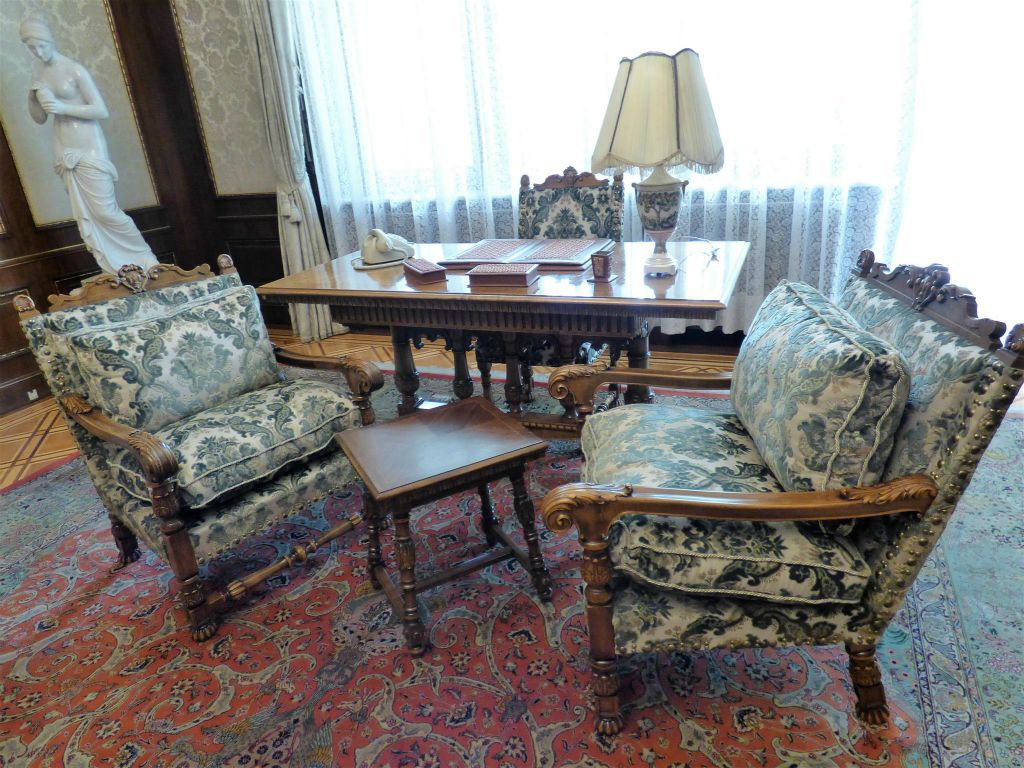BOEKAREST - het kantoor van Valentin Ceausescu in de prive-woning van de familie Ceausescu