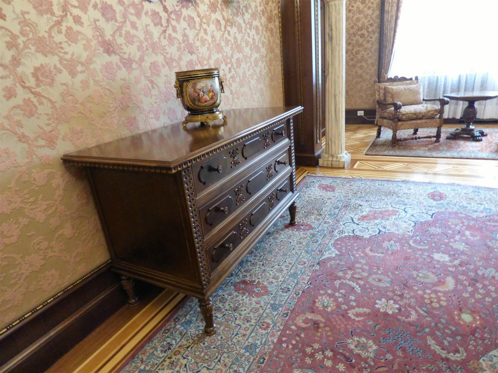 BOEKAREST - een kast in de slaapkamer van Valentin Ceausescu in de prive-woning van de familie Ceausescu