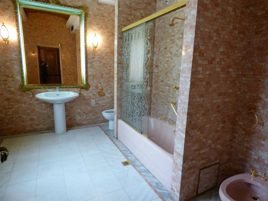 BOEKAREST - de badkamer van Valentin Ceausescu in de prive-woning van de familie Ceausescu