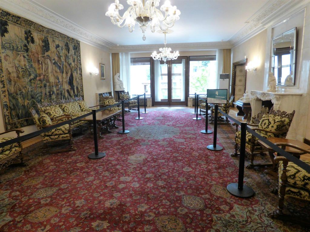BOEKAREST - de gezamenlijke woonkamer in de prive-woning van de familie Ceausescu
