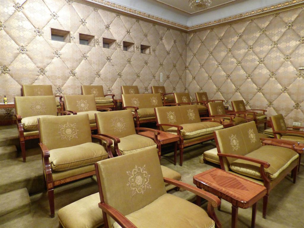 BOEKAREST - de bioscoop in de prive-woning van de familie Ceausescu