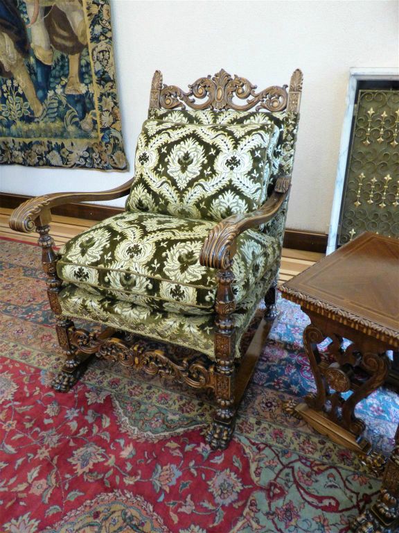 BOEKAREST - een stoel in de prive-woning van de familie Ceausescu