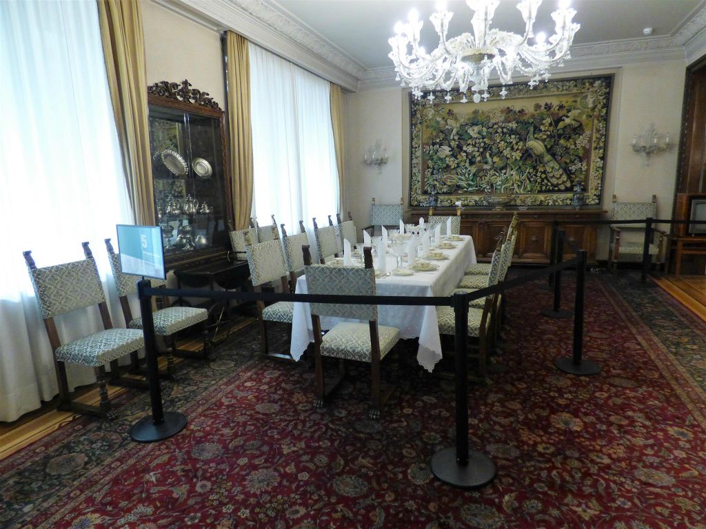 BOEKAREST - de diner tafel in de eetzaal in de prive-woning van de familie Ceausescu