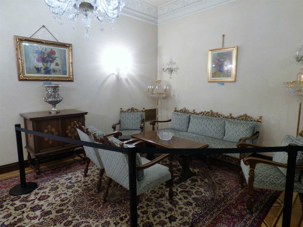 BOEKAREST - een zithoek in de eetzaal in de prive-woning van de familie Ceausescu