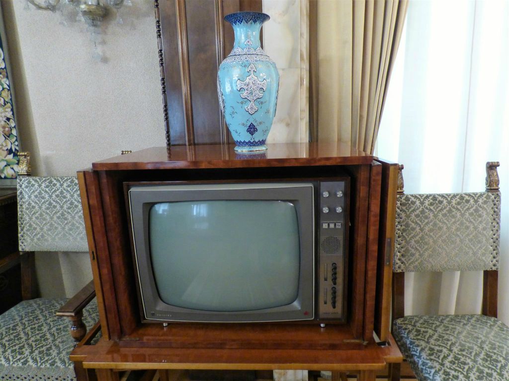 BOEKAREST - een tv in de eetzaal in de prive-woning van de familie Ceausescu