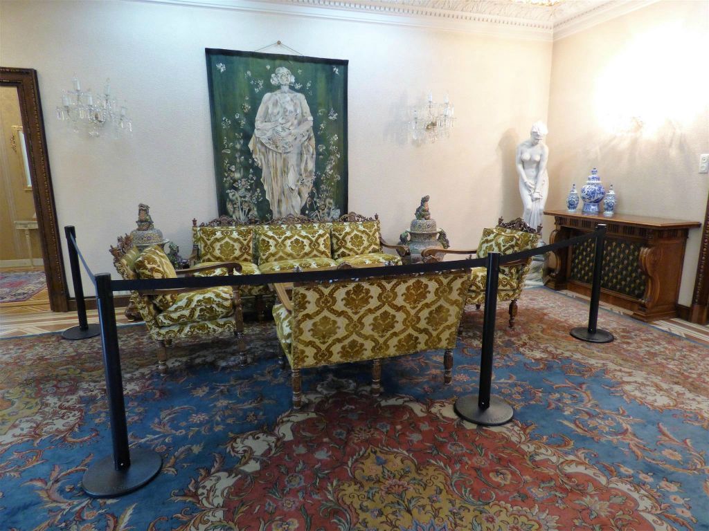 BOEKAREST - de studeerkamer van Nicu Ceausescu in de prive-woning van de familie Ceausescu