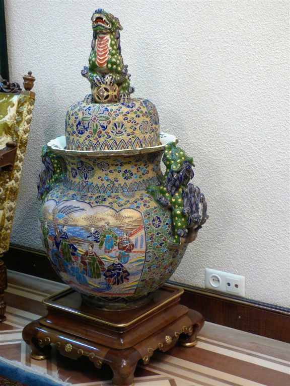 BOEKAREST - een vaas in de studeerkamer van Nicu Ceausescu in de prive-woning van de familie Ceausescu