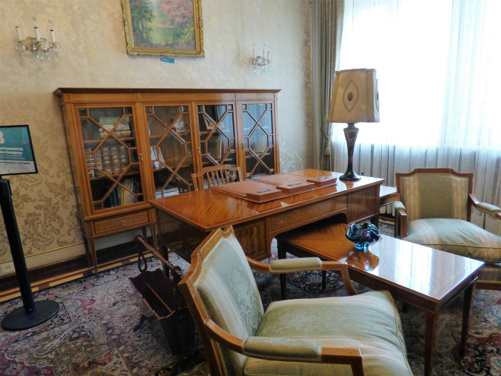BOEKAREST - de studeerkamer van Nicu Ceausescu in de prive-woning van de familie Ceausescu