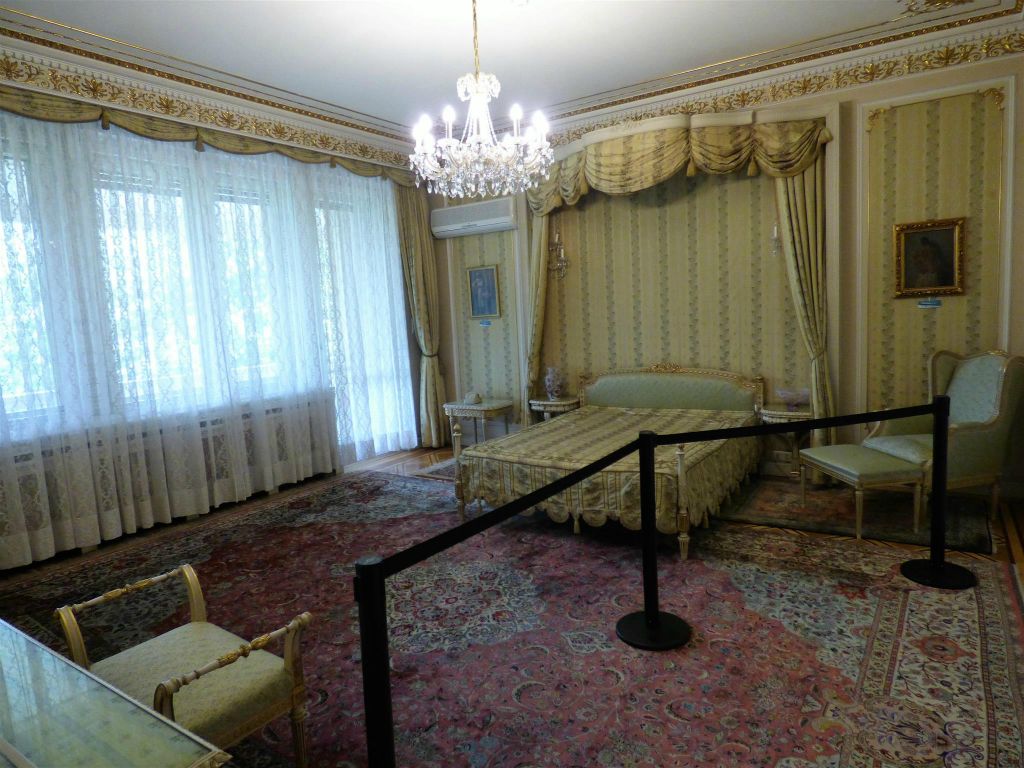 BOEKAREST - de slaapkamer van Zoia Ceausescu in de prive-woning van de familie Ceausescu