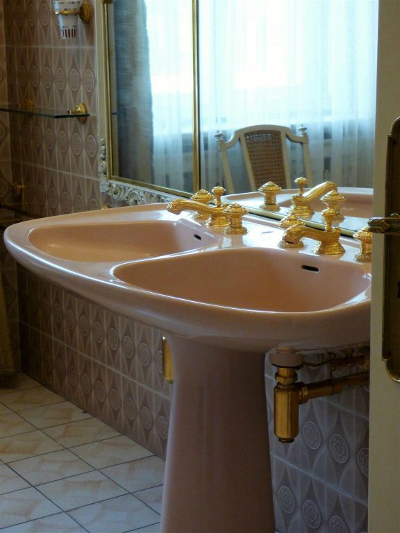 BOEKAREST - de badkamer van Zoia Ceausescu in de prive-woning van de familie Ceausescu