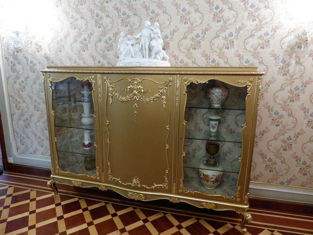 BOEKAREST - een kast in de kamer van Nicolae en Elena Ceausescu in de prive-woning van de familie Ceausescu