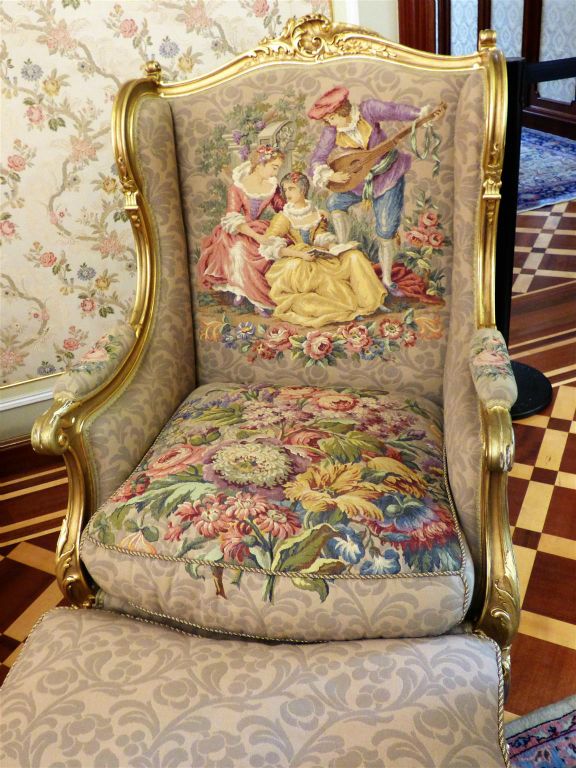 BOEKAREST - een stoel in de kamer van Nicolae en Elena Ceausescu in de prive-woning van de familie Ceausescu