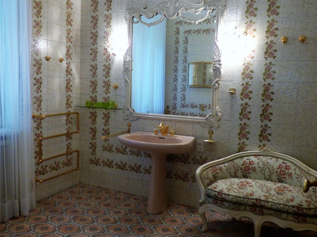 BOEKAREST - de badkamer van Nicolae en Elena Ceausescu in de prive-woning van de familie Ceausescu