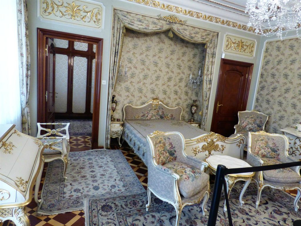 BOEKAREST - de slaapkamer van Nicolae en Elena Ceausescu in de prive-woning van de familie Ceausescu