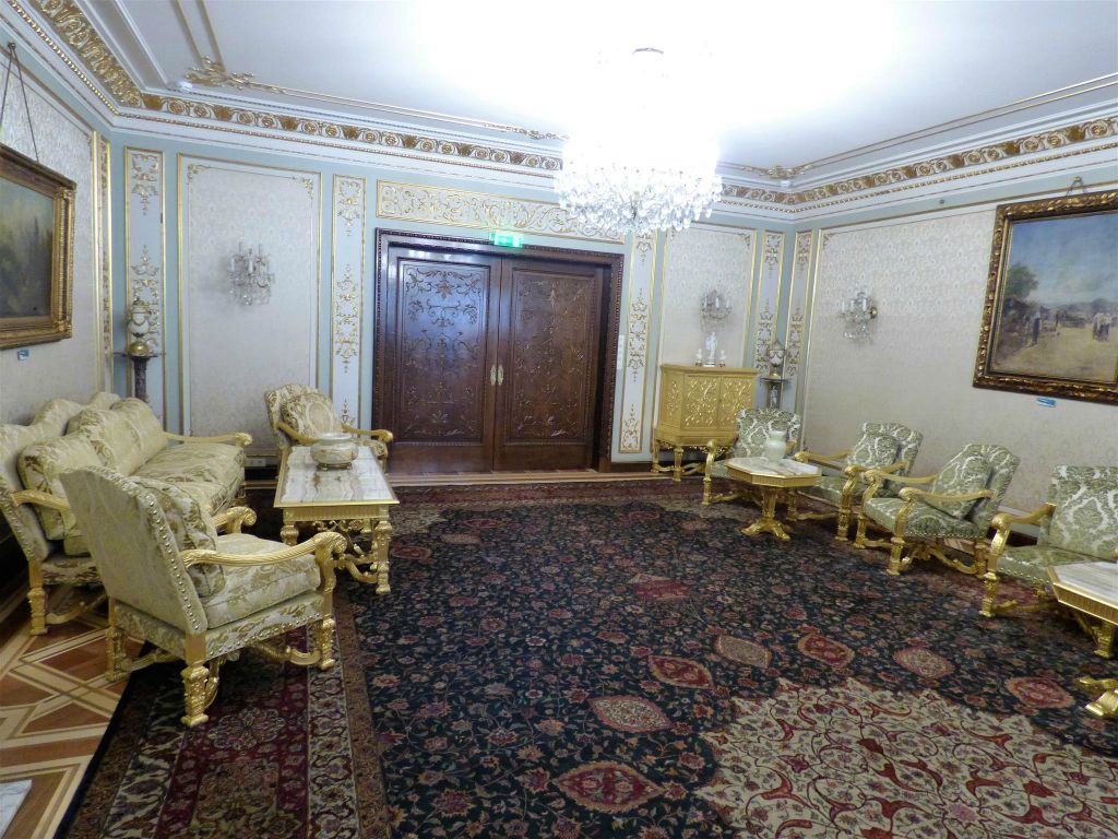 BOEKAREST - de Louis XV kamer in de prive-woning van de familie Ceausescu