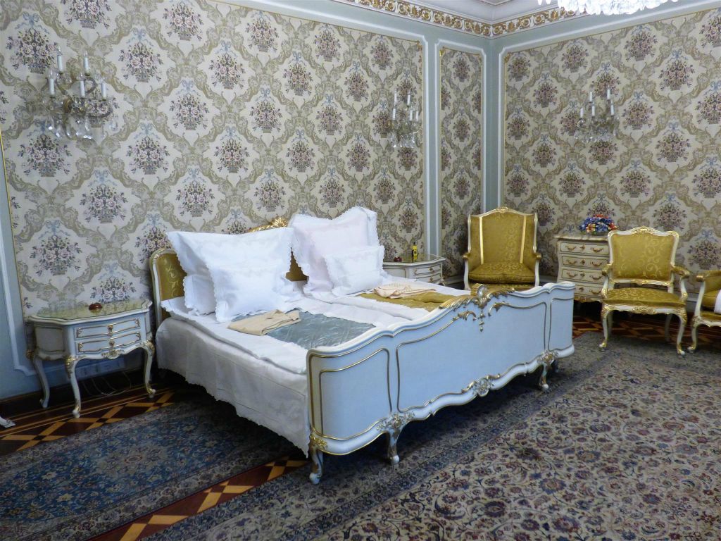 BOEKAREST - de slaapkamer van Elena Ceausescu in de prive-woning van de familie Ceausescu