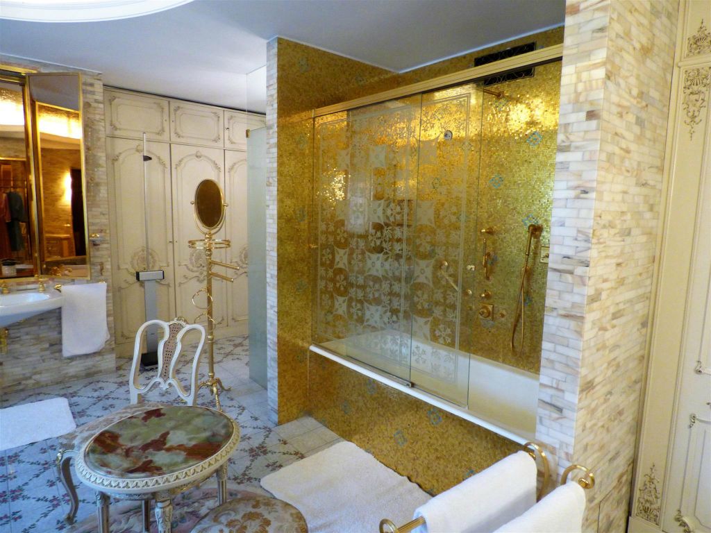 BOEKAREST - de badkamer van Elena Ceausescu in de prive-woning van de familie Ceausescu