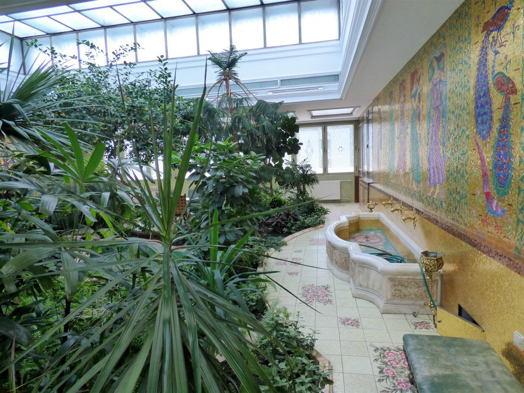 BOEKAREST - de wintertuin in de prive-woning van de familie Ceausescu