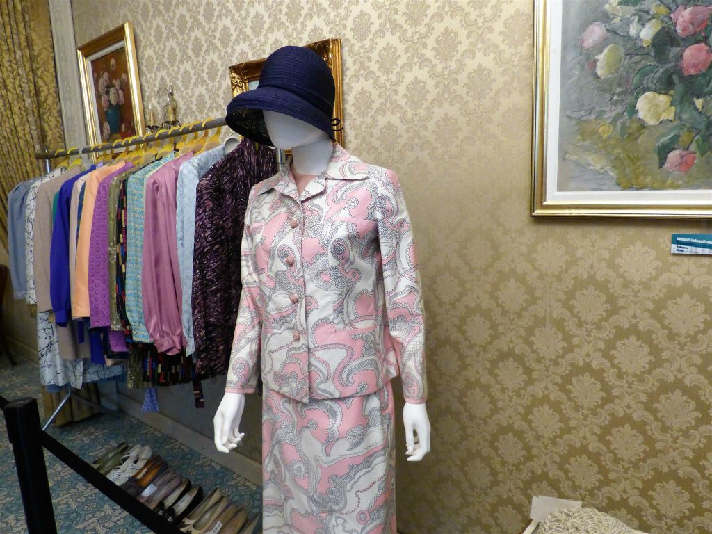 BOEKAREST - kleding van de Elena Ceausescu in de prive-woning van de familie Ceausescu