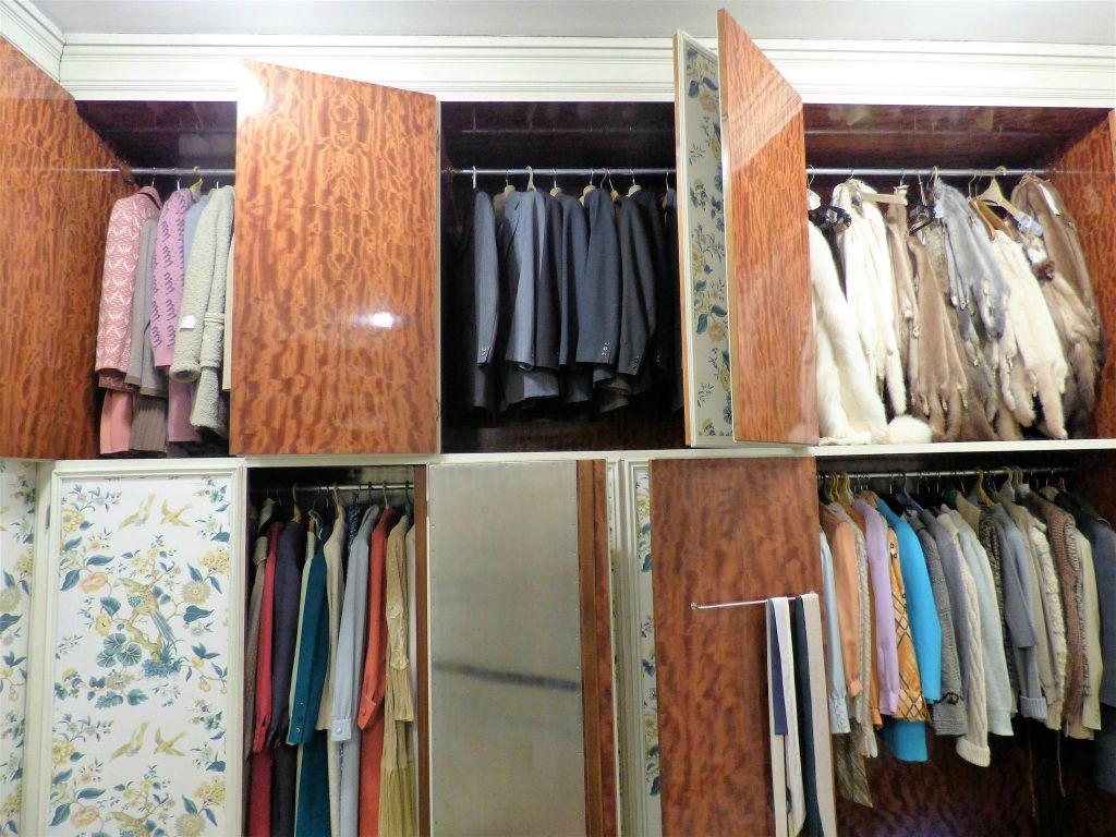 BOEKAREST - enkele kledingkasten in de kleedruimte in de prive-woning van de familie Ceausescu