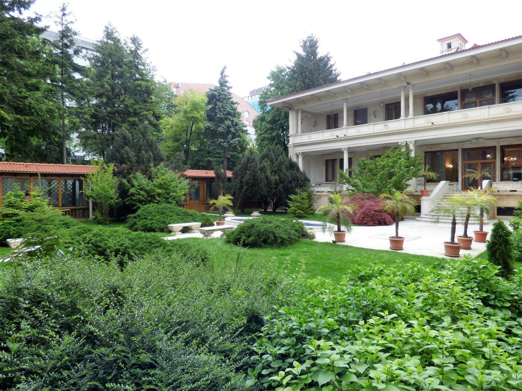 BOEKAREST - de tuin van de prive-woning van de familie Ceausescu