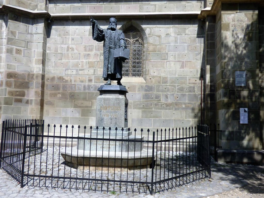 BRASOV - een standbeeld bij de zwarte kerk (Biserica Neagra) ter ere van Johannes Honterus (1498-1549), een religieuze hervormer