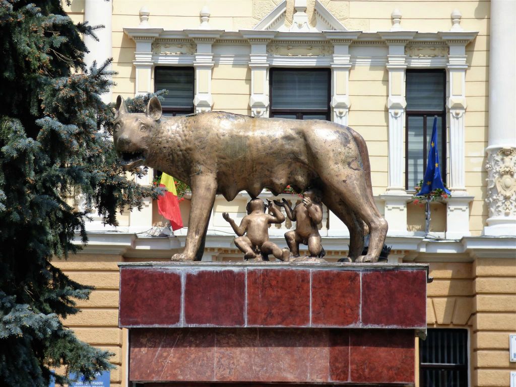 BRASOV - een standbeeld van Romulus en Remus, ter herdenking van de Romeinse geschiedenis