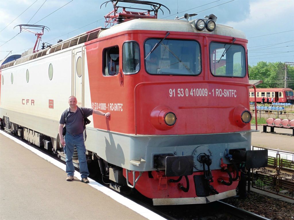 BRASOV - Carlos bij de locomotief van de trein die hem van Predeal naar Brasov brengt