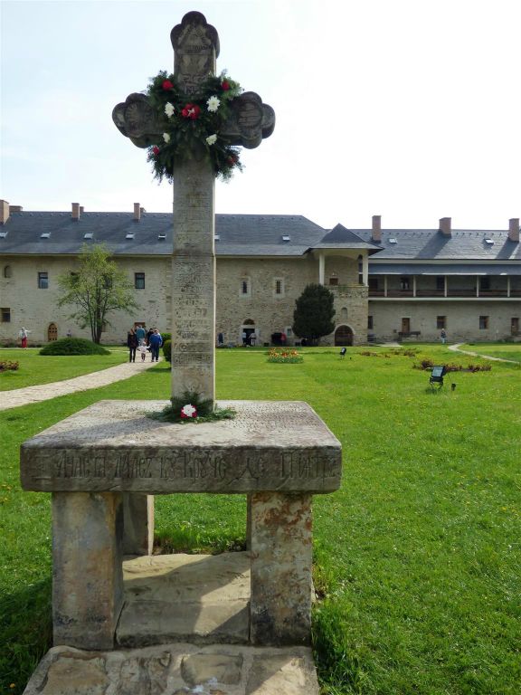 SUCEVITA - een kruis op de binnenplaats van het Sucevita klooster uit 1585