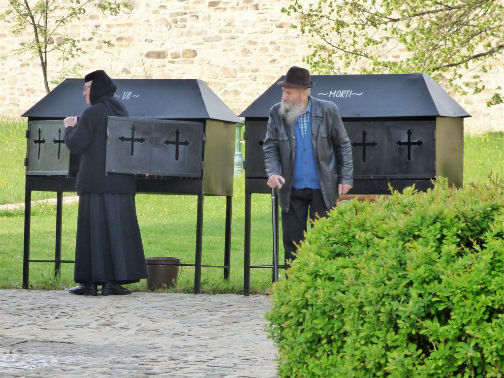 SUCEVITA - twee kasten waar mensen een kaars kunnen opsteken bij het Sucevita klooster uit 1585