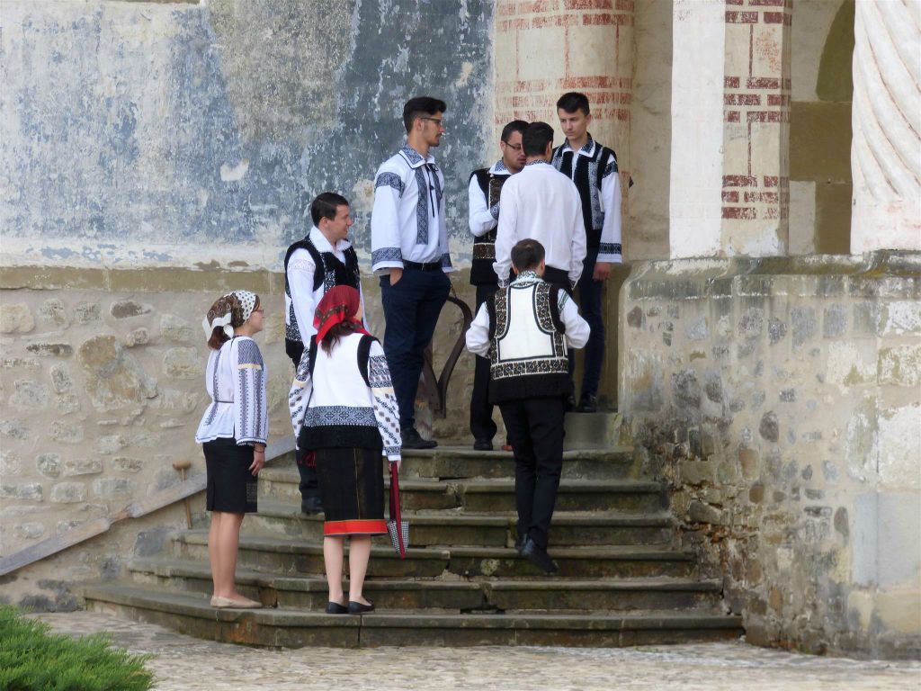 SUCEVITA - enkele kerkgangers in traditionele klederdracht bij het Sucevita klooster uit 1585