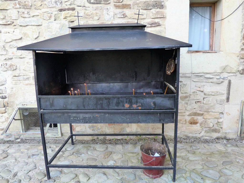 SUCEVITA - een kast waar mensen een kaars kunnen aansteken bij het Sucevita klooster uit 1585