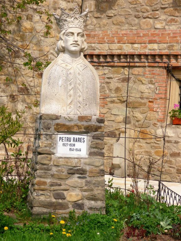 VATRA MOLDOVITEI - een standbeeld ter ere van de Moldavische prins Petru Rares (1483-1546) bij het Moldovita klooster uit 1532