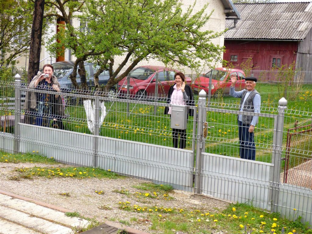 VATRA MOLDOVITEI - mensen die ons toezwaaien tijdens de paard en wagen rit