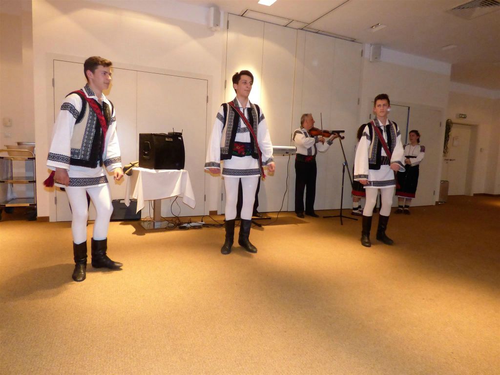 RADAUTI - de drie mannen van de folklore dansgroep
