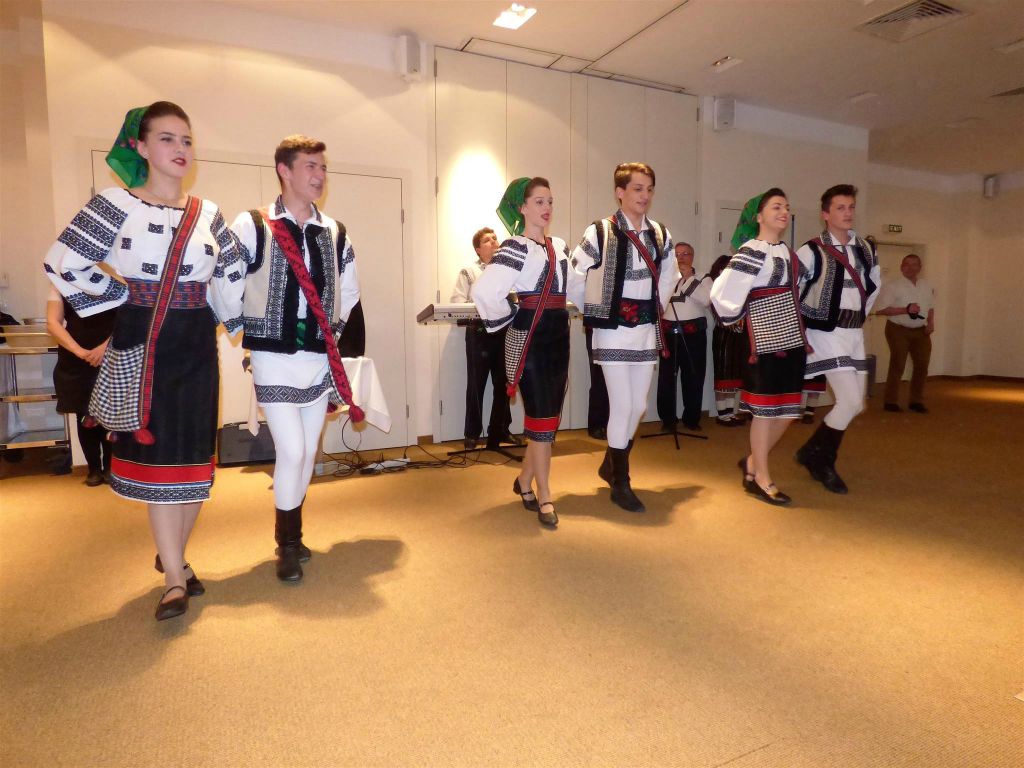 RADAUTI - de drie mannen en vrouwen van de folklore dansgroep