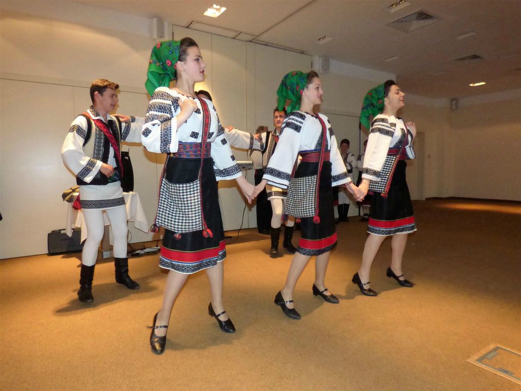 RADAUTI - de drie mannen en vrouwen van de folklore dansgroep