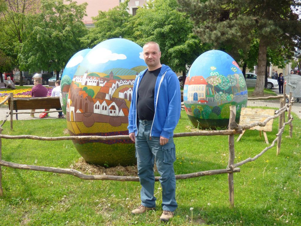 BISTRITA - Carlos bij grote paaseieren