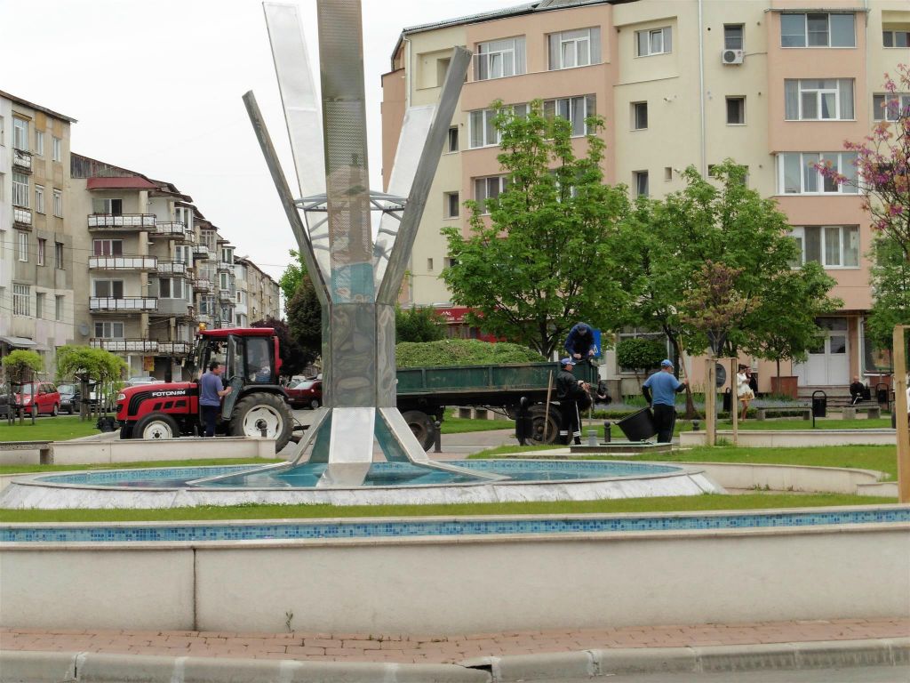 BISTRITA - de gemeente plantsoendienst aan het werk
