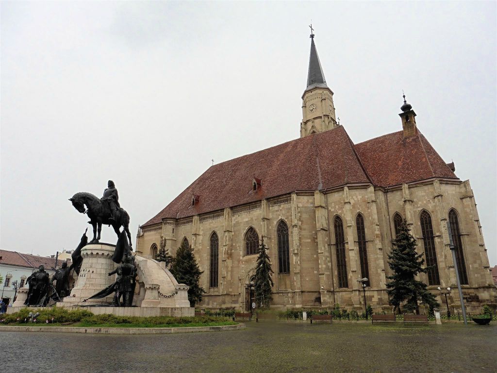 CLUJ NAPOCA - de St. Michaels kathedraal uit 1487 en het standbeeld ter ere van koning Matthias Corvinus (1443-1490)