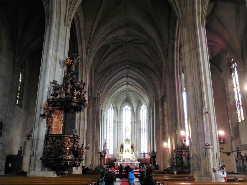 CLUJ NAPOCA - binnen in de St. Michaels kathedraal uit 1487