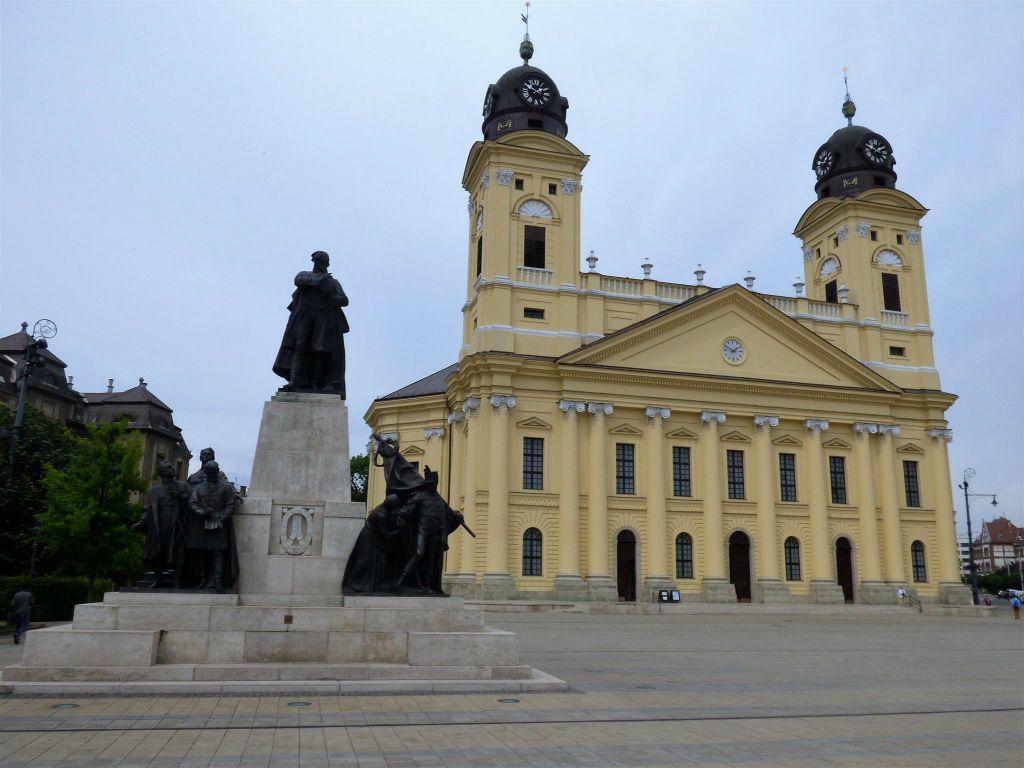 DEBRECEN (HONGARIJE) - het standbeeld ter ere van Lajos Kossuth (1806-1894) en de Gereformeerde kerk (Reformatus Nagytemplom) uit 1824