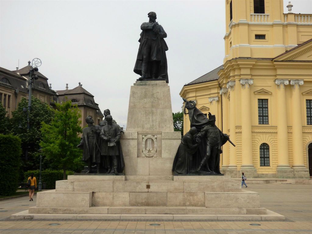 DEBRECEN (HONGARIJE) - het standbeeld ter ere van Lajos Kossuth (1806-1894), een Hongaars nationalistisch en liberaal politicus