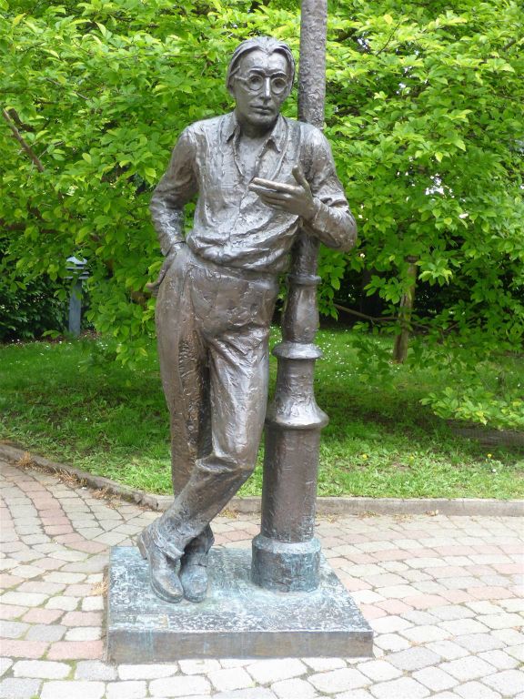 DEBRECEN (HONGARIJE) - een standbeeld ter ere van Szabo Lorinc (1900-1957), een dichter, vertaler en tevens één van de grote figuren van de moderne Hongaarse poëzie