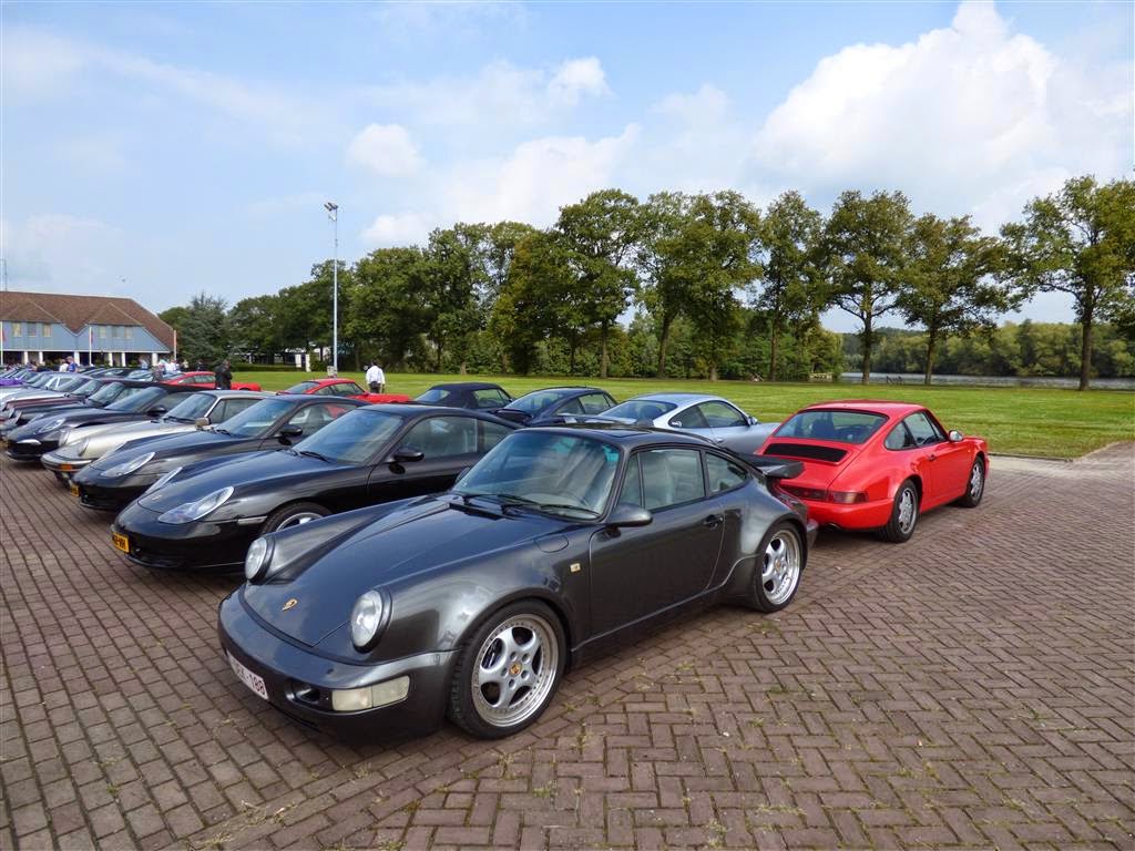 diverse Porsches