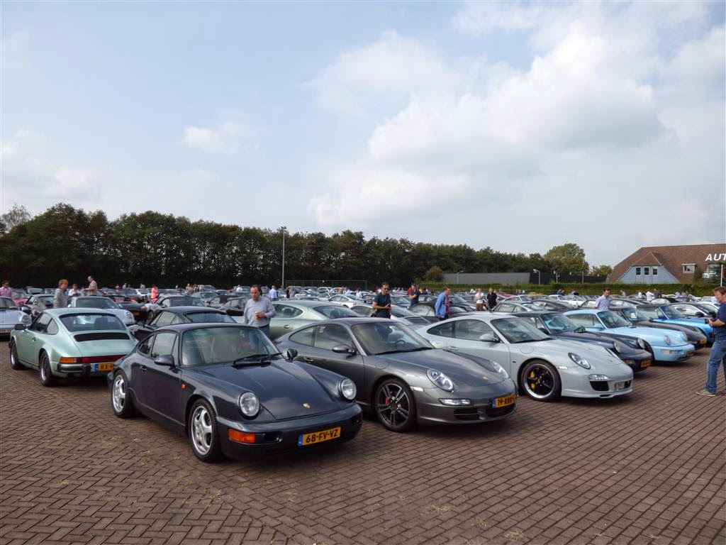 diverse Porsches