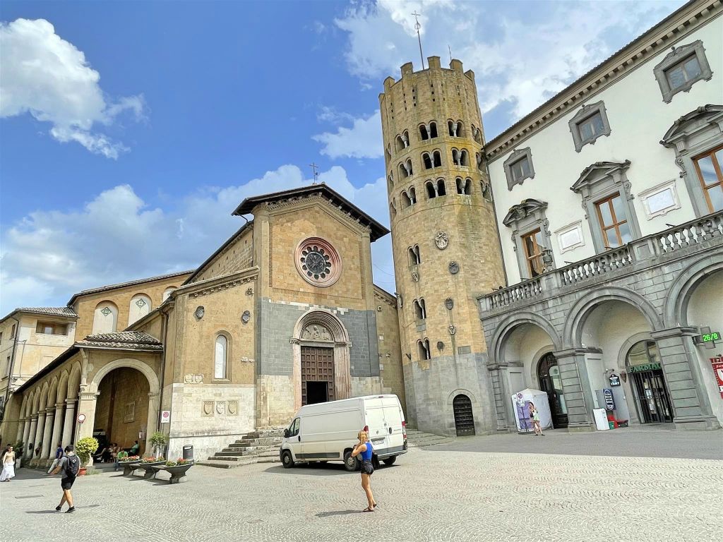 ORVIETO - de kerk van Sant'Andrea en de twaalfzijdige toren