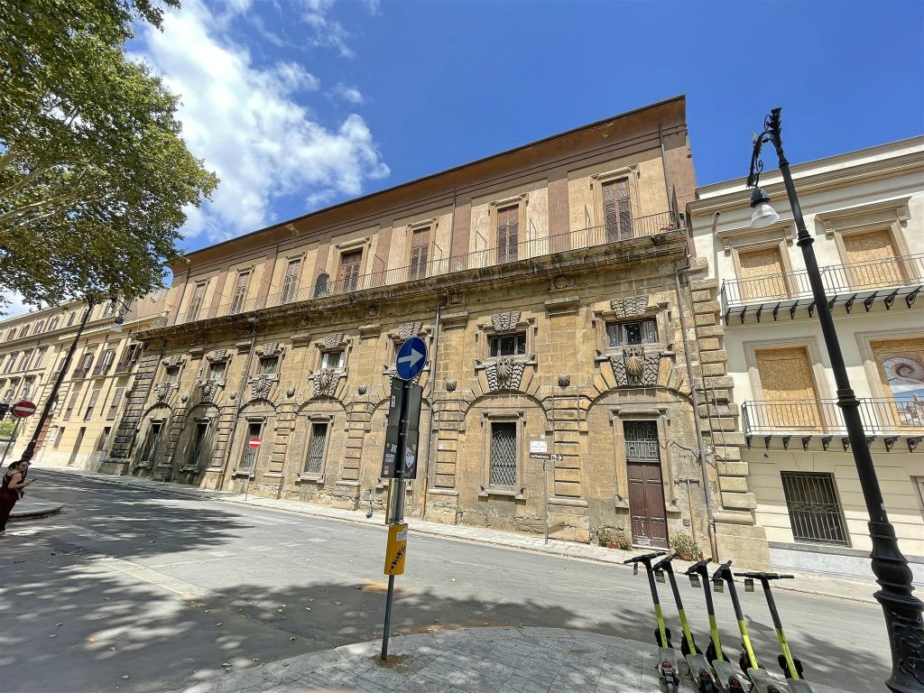 PALERMO - een gebouw aan de Via Vittorio Emanuele