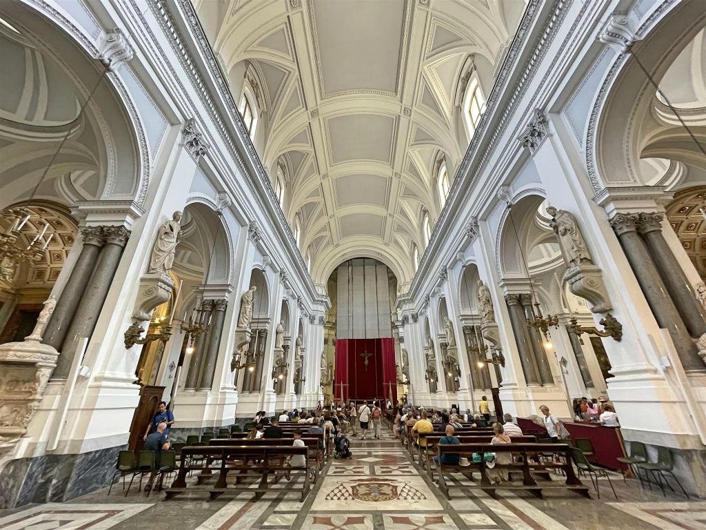 PALERMO - binnen in de kathedraal