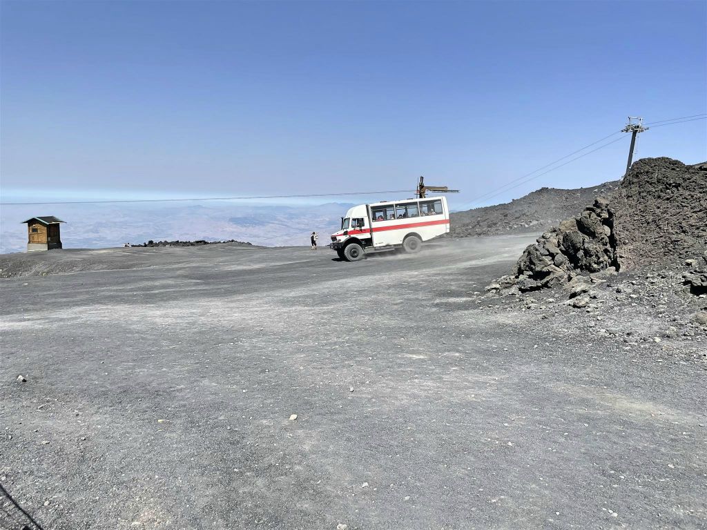 NICOLOSI - een truck die richting de Etna vulkaan op en neer rijd